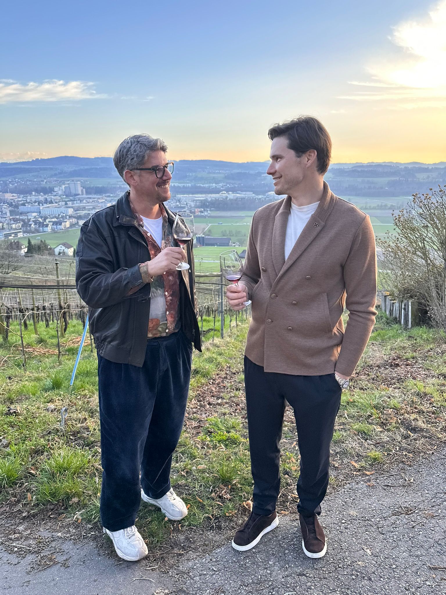 Dino Zanchelli und Marwin Hitz mit Wein